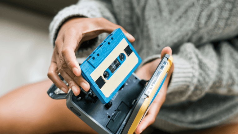 Descubra o que é marketing de nostalgia, sua ascensão no mercado e como ele conecta marcas e consumidores por meio de memórias.