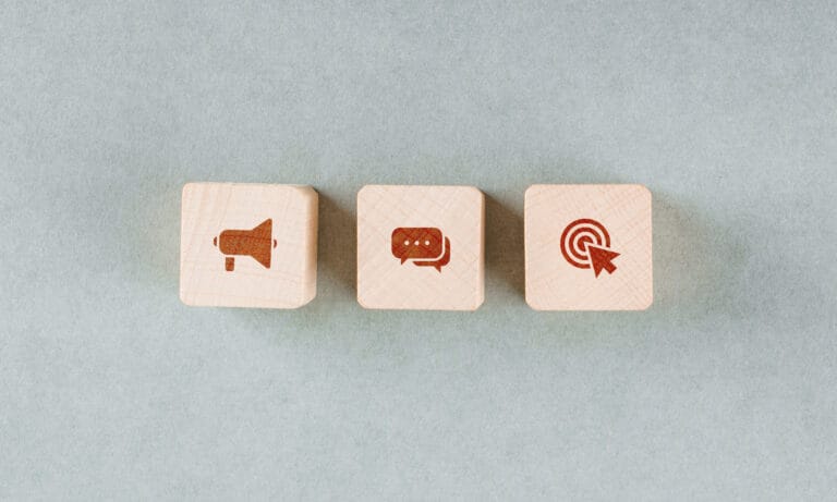 três caixas com diferentes desenhos que trazem a ideia do Inbound marketing