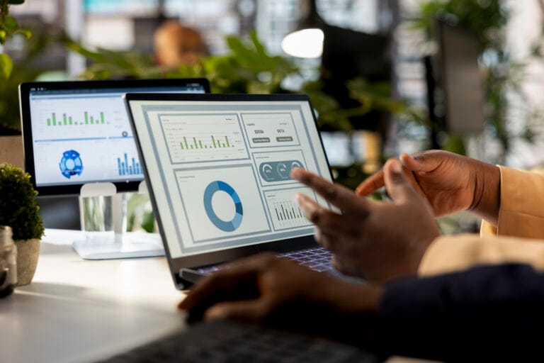 Pessoa mexendo no computador analisando a estratégia de CRM