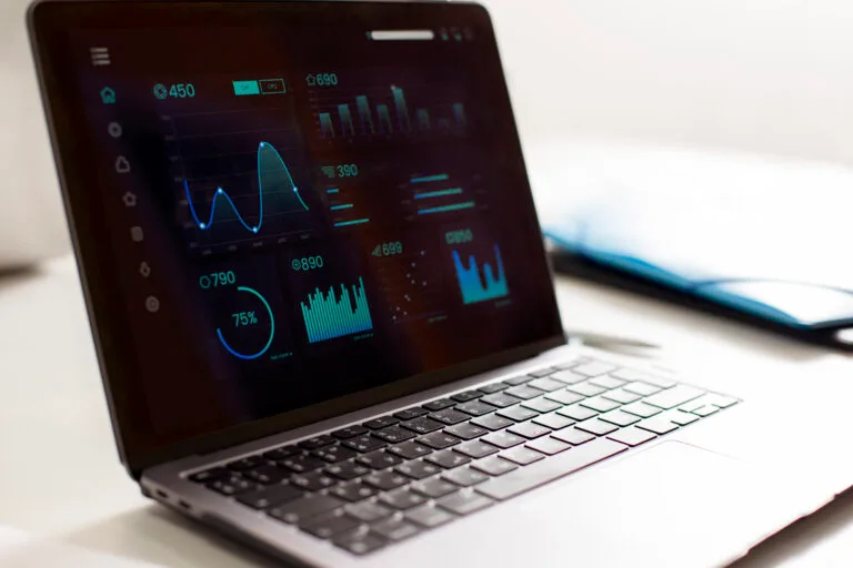 Computador apresentando na tela um dashboard