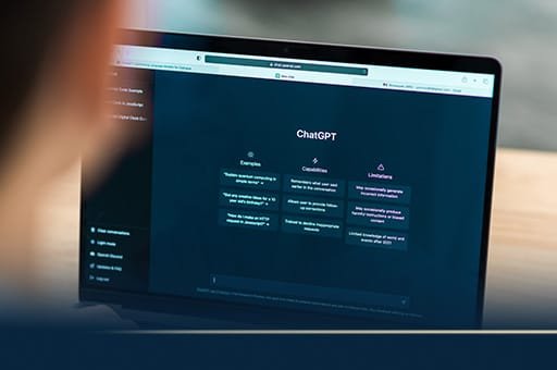 Homem utilizando notebook para fazer seus anúncios no chatgpt