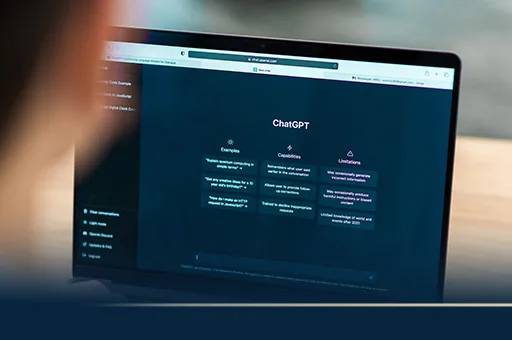 Homem utilizando notebook para fazer seus anúncios no chatgpt
