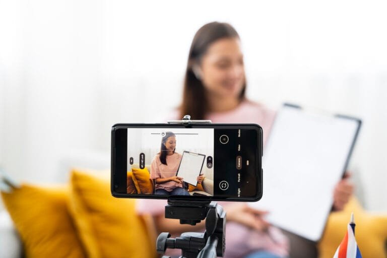 mulher mostrando seu investimento em vídeo publicidade